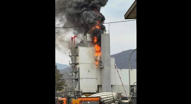 FOTO. Incendio alla ditta Civelli di Gavirate FOTO. Incendio alla ditta Civelli di Gavirate