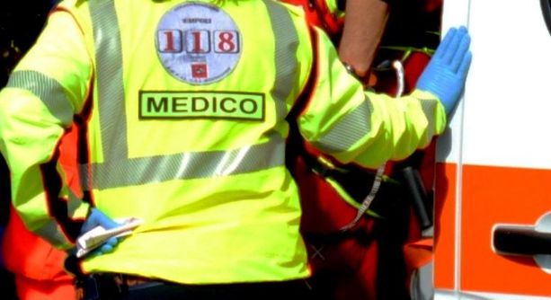 Mattinata nera sulle strade di Caronno Pertusella: donna in bici muore investita in via Milano
