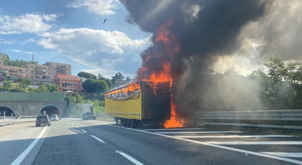 Autoarticolato in fiamme sull'A10: intervento dei vigili del fuoco ad Albisola (FOTO) Autoarticolato in fiamme sull'A10: intervento dei vigili del fuoco ad Albisola (FOTO)