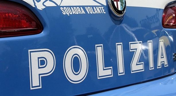 Tensione davanti alla Questura: manifestanti in presidio assaltano una volante