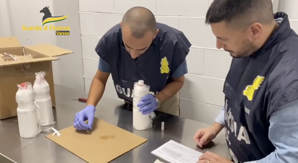 Malpensa, scoperto dalla Finanza a importare la droga dello stupro: presentatore televisivo a processo Malpensa, scoperto dalla Finanza a importare la droga dello stupro: presentatore televisivo a processo