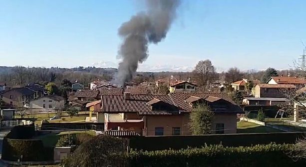 Incendio a Castronno: alta colonna di fumo visibile da chilometri