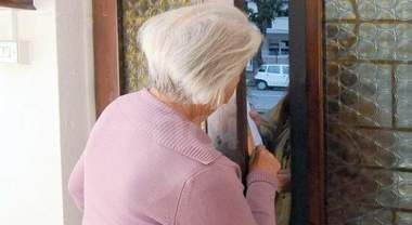 Moncalvo: finti carabinieri tentano truffa, ma vengono allontanati dal proprietario di casa Moncalvo: finti carabinieri tentano truffa, ma vengono allontanati dal proprietario di casa