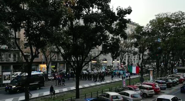 Protesta No Green Pass, tensione tra anarchici ed esponenti di destra prima del corteo [VIDEO]