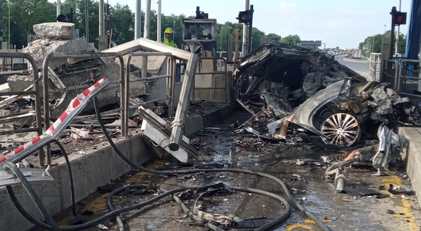 FOTO. Auto si schianta alla barriera di Gallarate e prende fuoco: un morto in Autolaghi FOTO. Auto si schianta alla barriera di Gallarate e prende fuoco: un morto in Autolaghi
