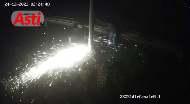 Ecco come è entrata in azione la &quot;banda del flessibile&quot; che ha tagliato i velox sulla tangenziale di Asti [VIDEO]