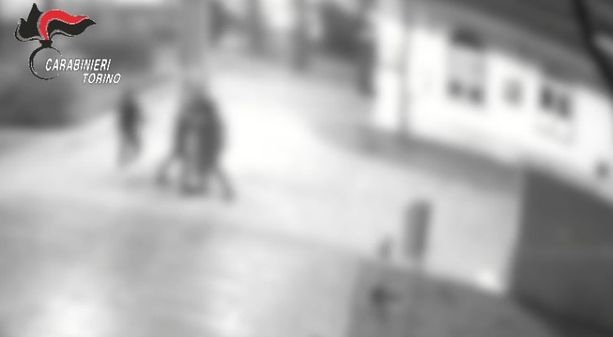 Aggressioni e minacce sull'autobus per Pont Canavese: denunciate dieci persone [VIDEO]