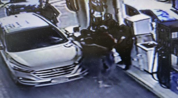 VIDEO. Varese, lite dal benzinaio per dieci euro finisce a botte: gestore al pronto soccorso VIDEO. Varese, lite dal benzinaio per dieci euro finisce a botte: gestore al pronto soccorso