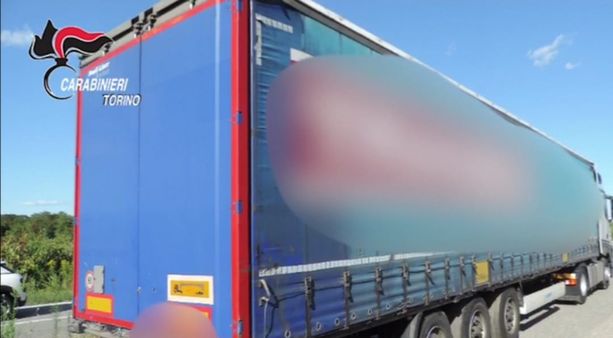 Volpiano, due ragazzini profughi afghani si nascondono su un tir diretto in Francia: denunciati dal camionista Volpiano, due ragazzini profughi afghani si nascondono su un tir diretto in Francia: denunciati dal camionista