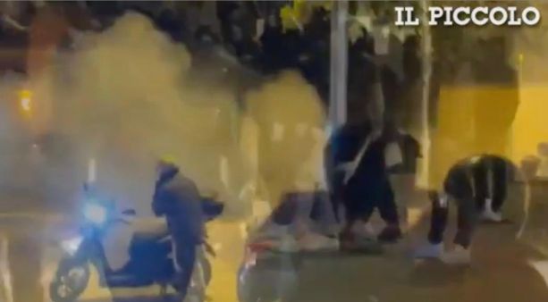 Armati di bastone e con il volto coperto: lo scontro tra gli ultras di Varese e Trieste che ha portato a sei arresti e al ferimento anche di una agente di polizia