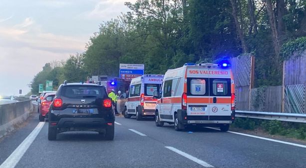 FOTO. Varese, ribaltamento all'ingresso dell'Autolaghi: soccorse quattro persone