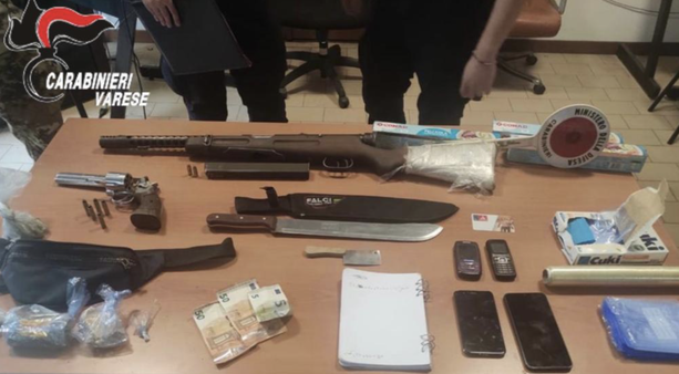 FOTO. Nei boschi della droga spunta un arsenale: armi, munizioni e machete sequestrati dai carabinieri FOTO. Nei boschi della droga spunta un arsenale: armi, munizioni e machete sequestrati dai carabinieri