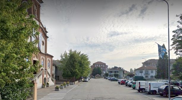 Donna rapinata da due sconosciuti mentre parcheggia l’auto, indaga la Polizia