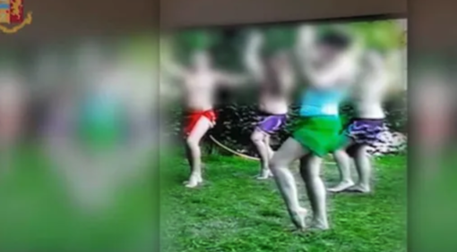 Alla sbarra la "setta del sesso": in cinque ore di requisitoria del Pm i decenni di violenze attribuiti all’accolita del "dottore" Alla sbarra la "setta del sesso": in cinque ore di requisitoria del Pm i decenni di violenze attribuiti all’accolita del "dottore"