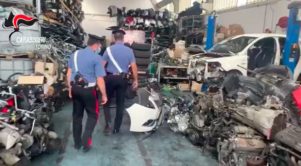 Smontavano auto rubate per rivendere i pezzi, carabinieri denunciano tre persone [VIDEO]