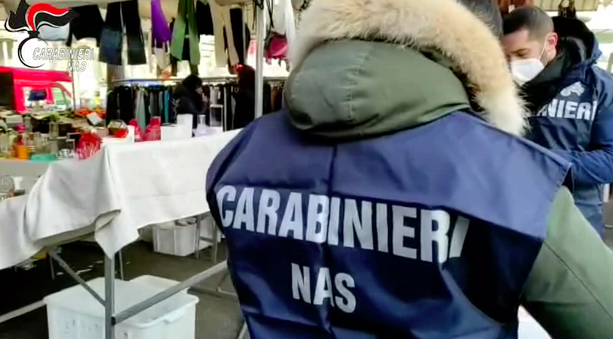 Profumi contraffatti al mercato di piazza Benefica: sequestrati oltre 600 prodotti, cinque indagati