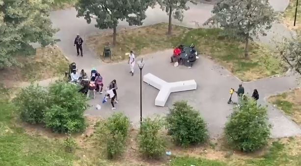 Rissa tra nordafricani ai giardini Madre Teresa, volano anche bottiglie: "Intollerabile" Rissa tra nordafricani ai giardini Madre Teresa, volano anche bottiglie: "Intollerabile"