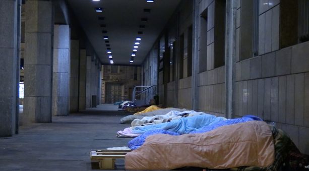 Clochard, lo sgombero del Comune dura 48 ore: al Duomo sono tornati gli accampamenti [VIDEO e FOTO]