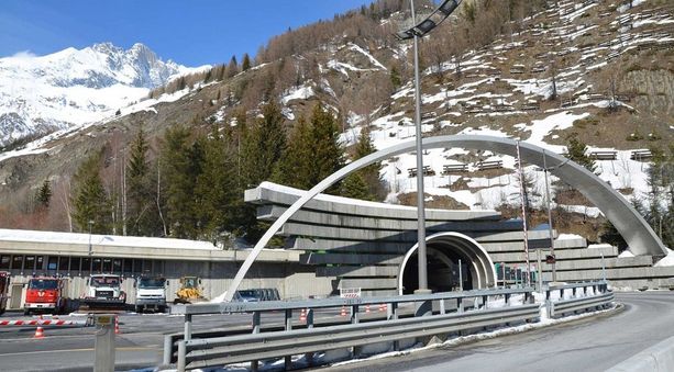 La Francia &quot;stappa&quot; i valichi: &quot;Ora acceleriamo&quot;. Per la prima volta si parla di raddoppio del Bianco