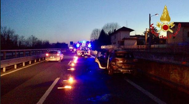 Macchina prende fuoco sull'Autolaghi: il conducente abbandona il veicolo prima che venga avvolto dalle fiamme