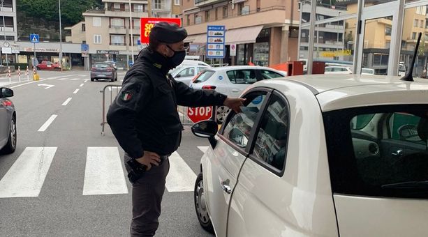 Residenti in Italia ma con auto immatricolate in Svizzera: la Finanza di Ponte Tresa sequestra anche una Porsche
