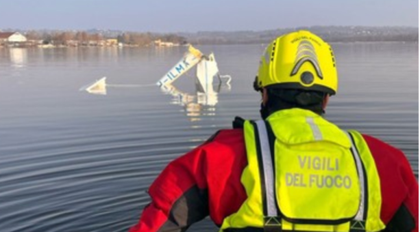 Ancora grave e in prognosi riservata il pilota dell'aliante precipitato nel lago di Varese Ancora grave e in prognosi riservata il pilota dell'aliante precipitato nel lago di Varese