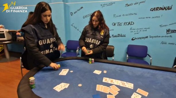 La Guardia di Finanza scopre una bisca clandestina: tornei di poker non autorizzati fino all'alba, venti persone identificate