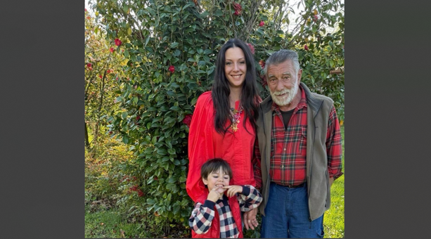 Labirinto delle Camelie di Laveno. Quando l'amore per la natura e i fiori è una passione di famiglia: «E' il nostro luogo incantato» Labirinto delle Camelie di Laveno. Quando l'amore per la natura e i fiori è una passione di famiglia: «E' il nostro luogo incantato»