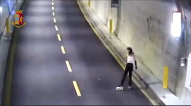 Sui pattini in A10, la giustificazione alla stradale: &quot;Stavo seguendo le indicazioni del navigatore&quot; (VIDEO)