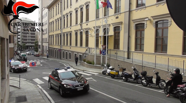 Villanova d’Albenga, truffavano aziende spacciandosi per leader di settore: in manette 9 persone Villanova d’Albenga, truffavano aziende spacciandosi per leader di settore: in manette 9 persone