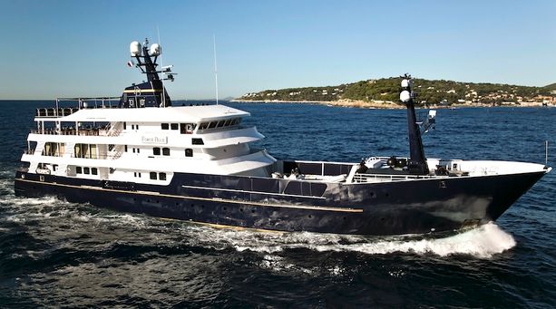 Briatore chiede alla Presidenza del Consiglio maxi risarcimento per la confisca del suo yacht Briatore chiede alla Presidenza del Consiglio maxi risarcimento per la confisca del suo yacht