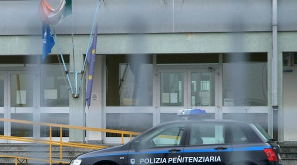 Drone con quattro telefoni cellulari si schianta sul tetto del magazzino del carcere di Saluzzo