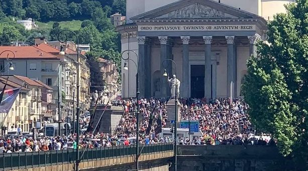 Le frecce tricolori lasciano una scia di polemiche (politiche): assembramenti in centro per vedere lo spettacolo aereo [FOTO E VIDEO]