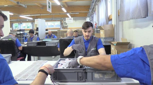 Vita in carcere, a Torino lavoro vuol dire futuro: i detenuti e la manutenzione dei modem [VIDEO]