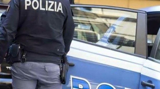 Ancora spaccio in piazza Repubblica, straniero arrestato: nascondeva la droga nel muro