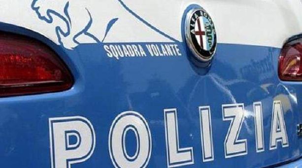 Nonostante il divieto cerca di avvicinare moglie e figlie: arrestato dalla polizia