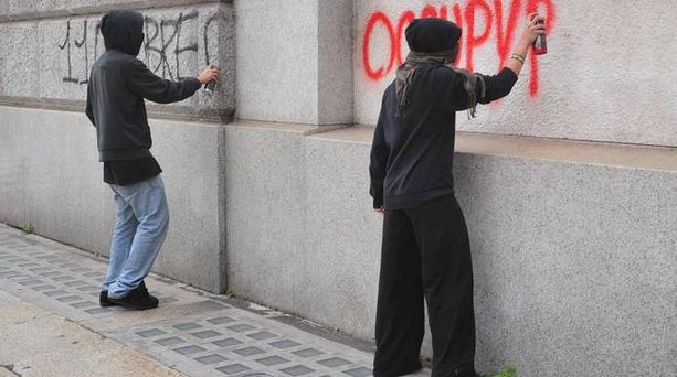 Deturpano con scritte e disegni effettuati con bombolette spray serrande, muri e pareti di proprietà pubbliche e private: tre denunciati Deturpano con scritte e disegni effettuati con bombolette spray serrande, muri e pareti di proprietà pubbliche e private: tre denunciati