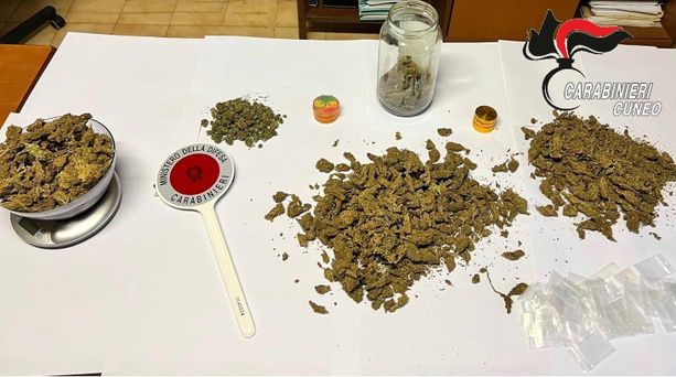 I carabinieri intervengono per una lite familiare ad Alba e trovano un chilo di marijuana sotto il letto I carabinieri intervengono per una lite familiare ad Alba e trovano un chilo di marijuana sotto il letto