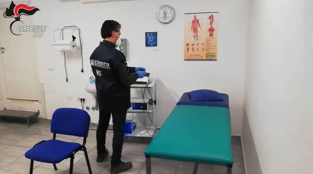 Somministra medicinali estetici scaduti: denunciato un medico nel Torinese