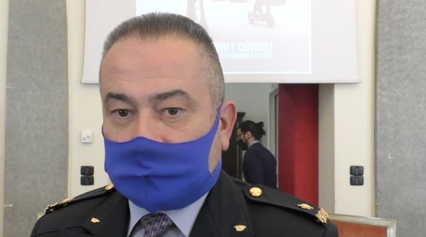Torinesi senza mascherina? Il comandante dei vigili: “Non multiamo chi l’abbassa per qualche istante” [VIDEO]