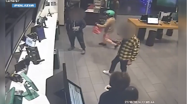 Erano il terrore dei centri scommesse di Torino: in manette due rapinatori Erano il terrore dei centri scommesse di Torino: in manette due rapinatori