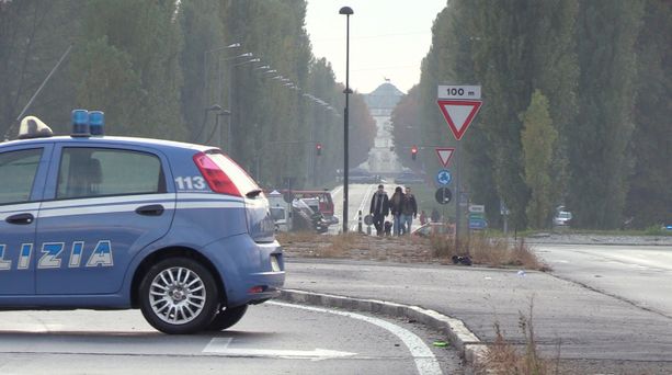 Rave a Nichelino, ci sono ancora centinaia di persone. Blitz della polizia per scrivere la parola fine