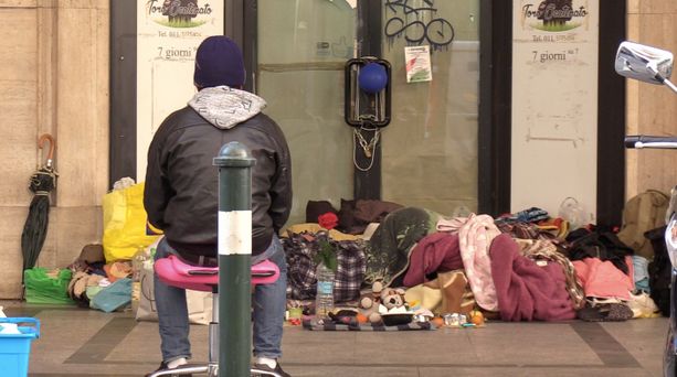 I clochard colonizzano via Viotti: il portico in pieno centro è diventato un accampamento (VIDEO e FOTO) I clochard colonizzano via Viotti: il portico in pieno centro è diventato un accampamento (VIDEO e FOTO)