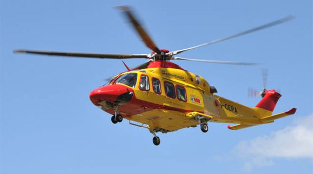Schianto tra un'auto e una moto sulla statale 394: motociclista di 83 anni trasportato in ospedale con l'elisoccorso