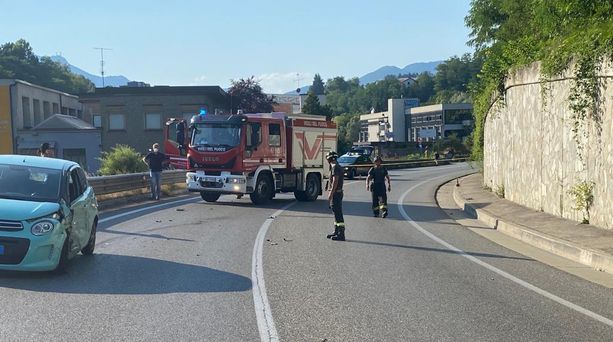 Schianto tra un'auto e una moto in via Peschiera: due feriti, uno è grave Schianto tra un'auto e una moto in via Peschiera: due feriti, uno è grave