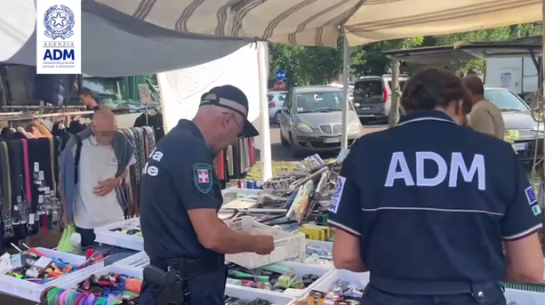 57 auricolari e 7 paia di occhiali sequestrati al mercato di Limone 57 auricolari e 7 paia di occhiali sequestrati al mercato di Limone