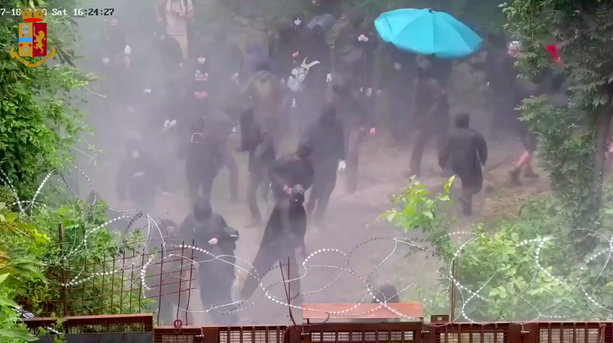 Scontri No Tav, pugno duro contro leader e militanti di Askatasuna: 13 misure cautelari [VIDEO]