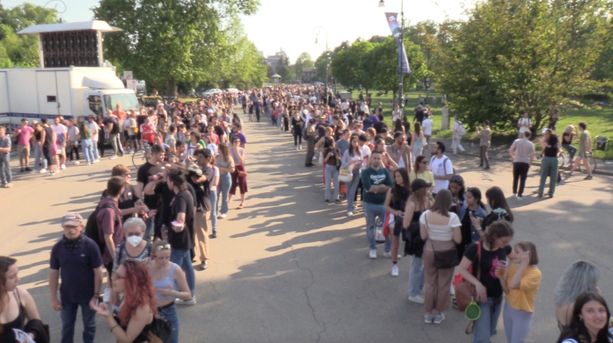 Febbre da Eurovision e code al Village: in 3 mila per ascoltare i Motel Connection [VIDEO e FOTO]