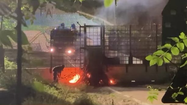 Tav, notte di tensione al cantiere: lancio di petardi e razzi, la polizia risponde con i lacrimogeni