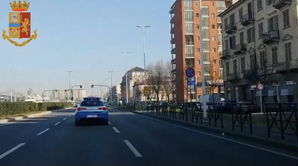 Campus Einaudi, trova un portafogli con 1.720 euro e lo riconsegna alla Polizia [VIDEO]